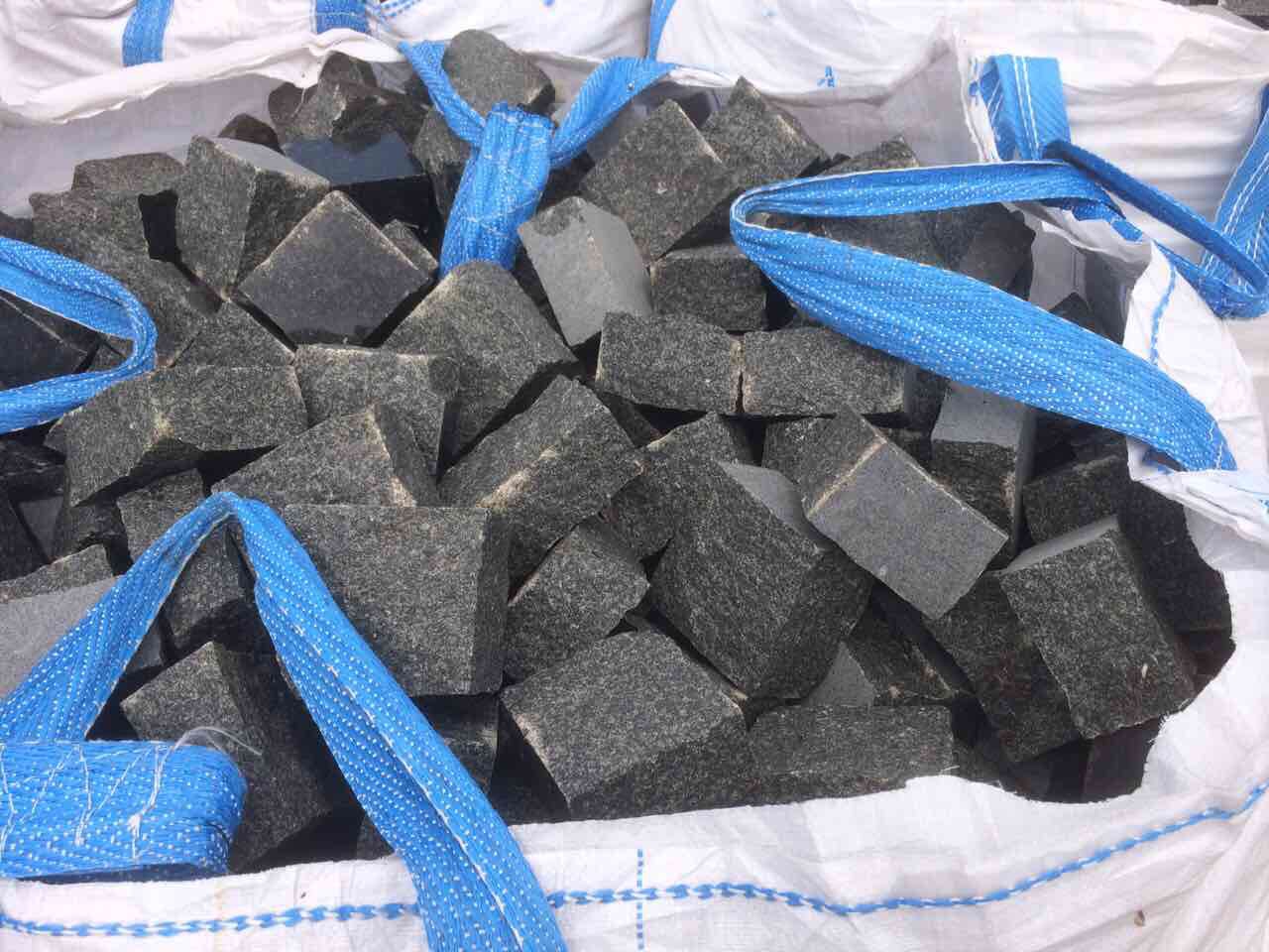 Split Gabbro Paving Setts (10×10×5 cm)