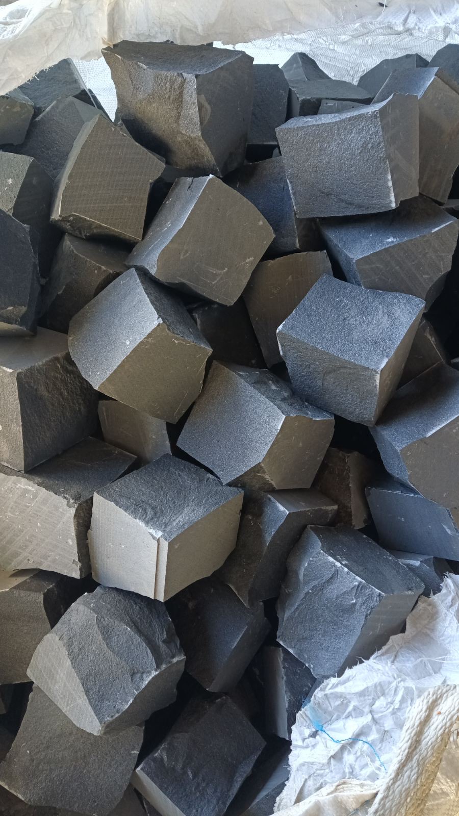 Split Basalt Paving Setts (10×10×5 cm)